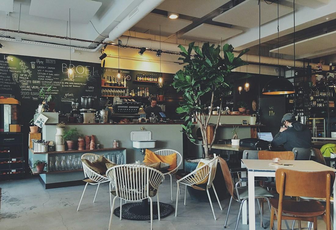 Een warm café waar mensen samenkomen